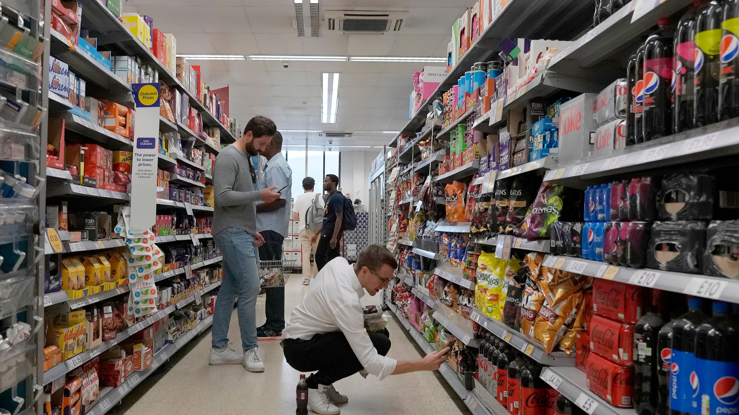 FILE - Shoppers buy food in a supermarket in London, Wednesday, Aug. 17, 2022. Official figures show that inflation in the U.K. has fallen to its lowest level since the immediate aftermath of Russia’s invasion of Ukraine which caused energy and food costs to surge. The Office for National Statistics said Wednesday that the consumer price index dropped to 8.7% in the year to April from 10.1% in March. (AP Photo/Frank Augstein, File)