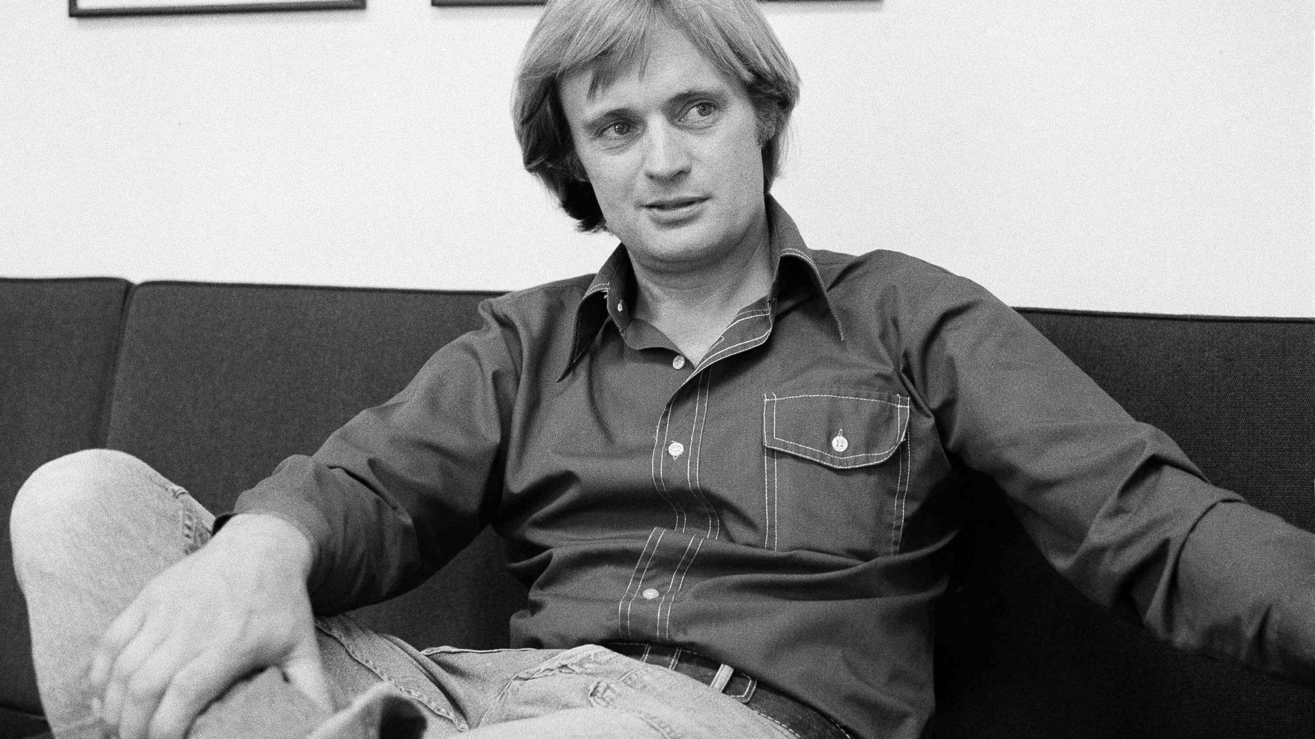 FILE - David McCallum, star of the NBC-TV series "The Invisible Man," is shown during an interview with Jay Sharbutt at NBC studios in New York, Aug. 28, 1975. McCallum, who became a teen heartthrob in the hit series "The Man From U.N.C.L.E." in the 1960s and was the eccentric medical examiner in the popular "NCIS" 40 years later, died on Monday, Sept. 25, 2023. He was 90. He died of natural causes surrounded by family at New York Presbyterian Hospital, CBS said in a statement. (AP Photo/Richard Drew, File)