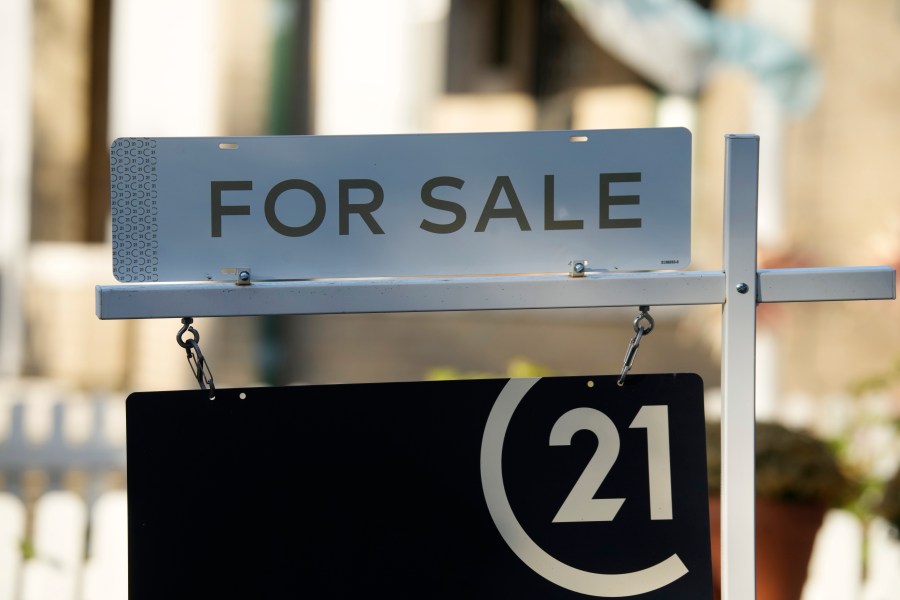 A for sale sign stands outside a single-family home on the market on Friday, Oct. 27, 2023, in Denver. On Thursday, Freddie Mac reports on this week's average U.S. mortgage rates. (AP Photo/David Zalubowski)