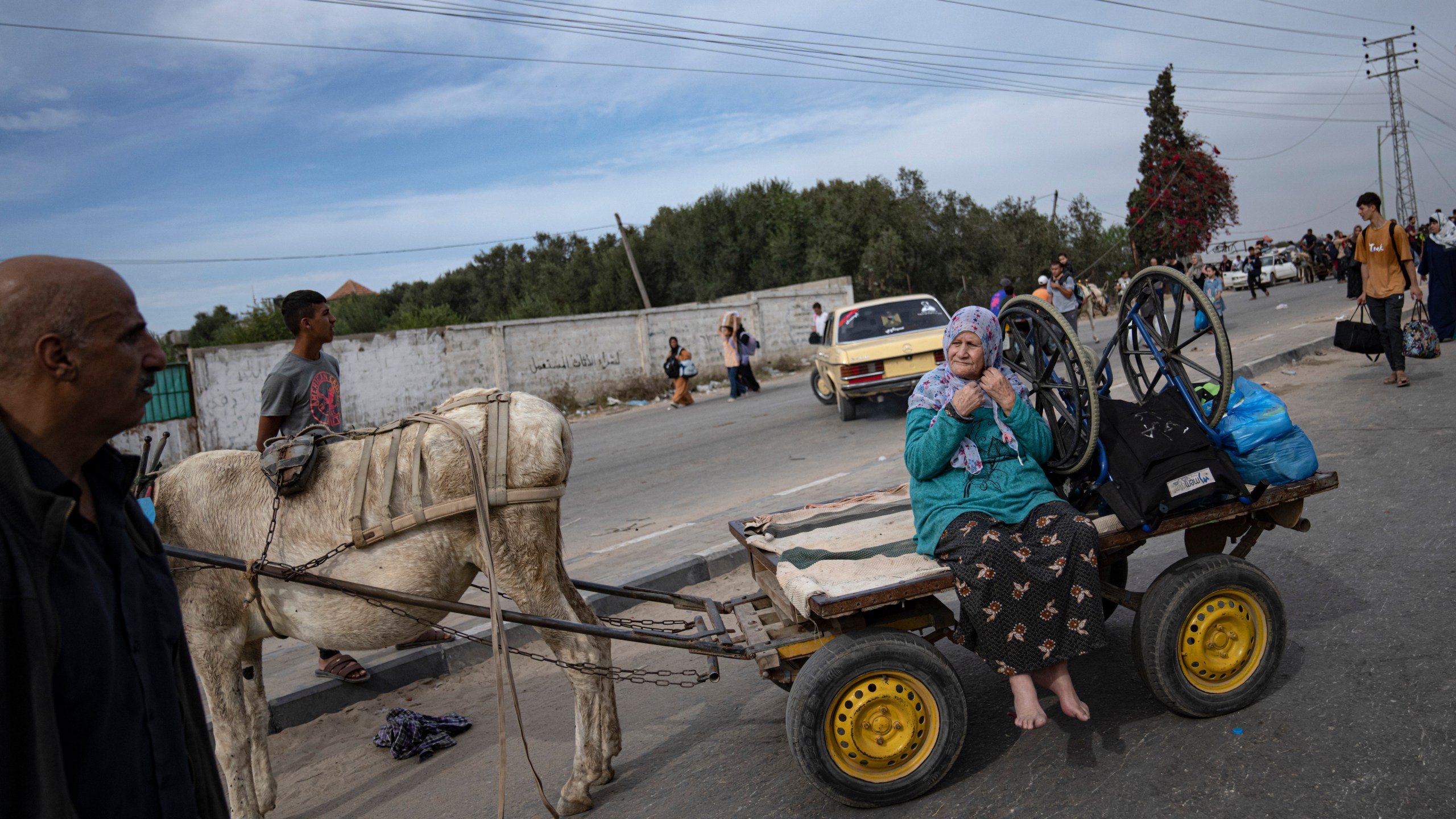 Palestinians flee to the southern Gaza Strip on Salah al-Din Street in Bureij, Gaza Strip, Saturday, Nov. 11, 2023. (AP Photo/Fatima Shbair)