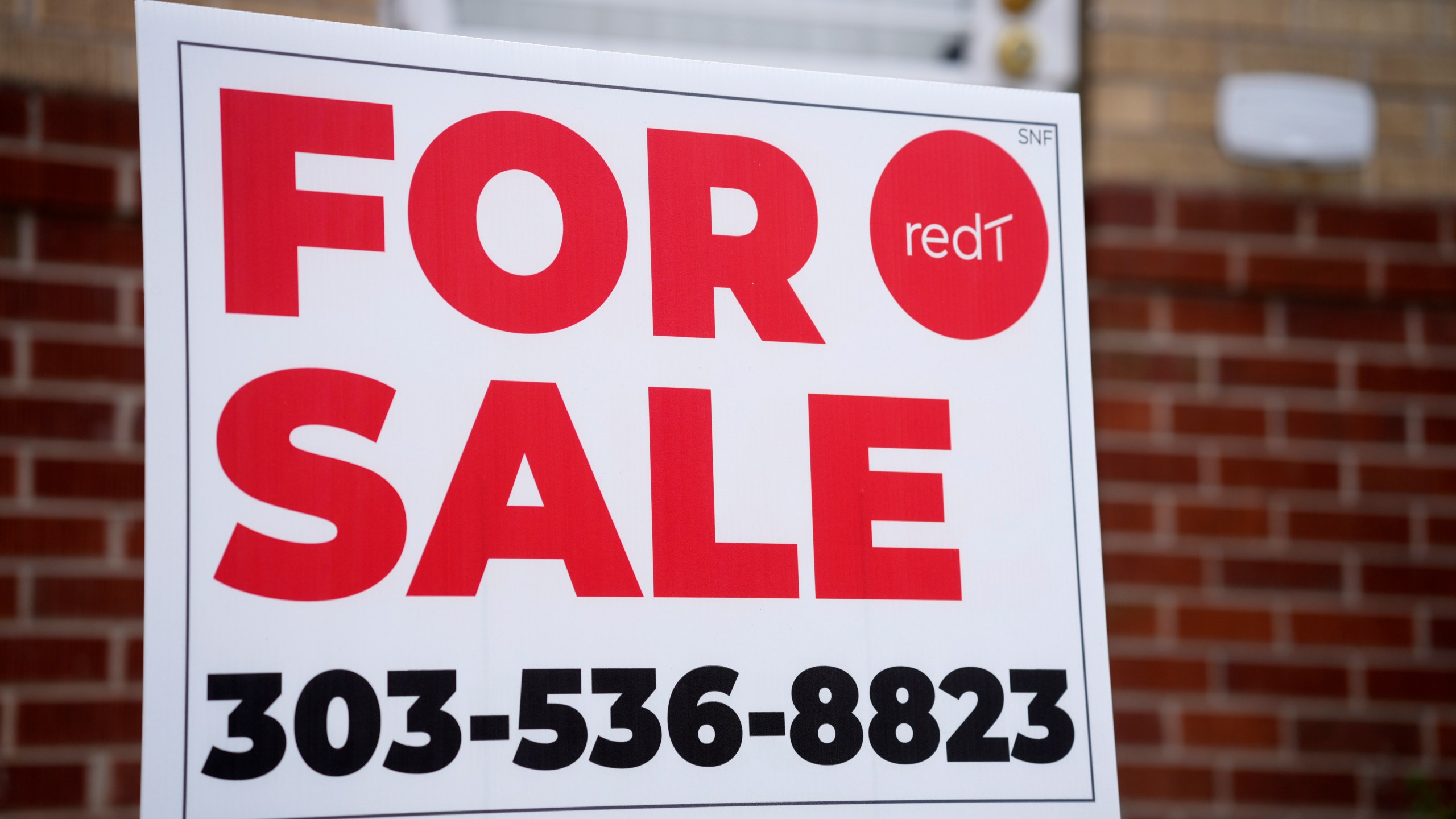 A for sale sign stands outside a single-family residence on Thursday, Nov. 23, 2023, in Denver. On Thursday, Freddie Mac reports on this week's average U.S. mortgage rates. (AP Photo/David Zalubowski)