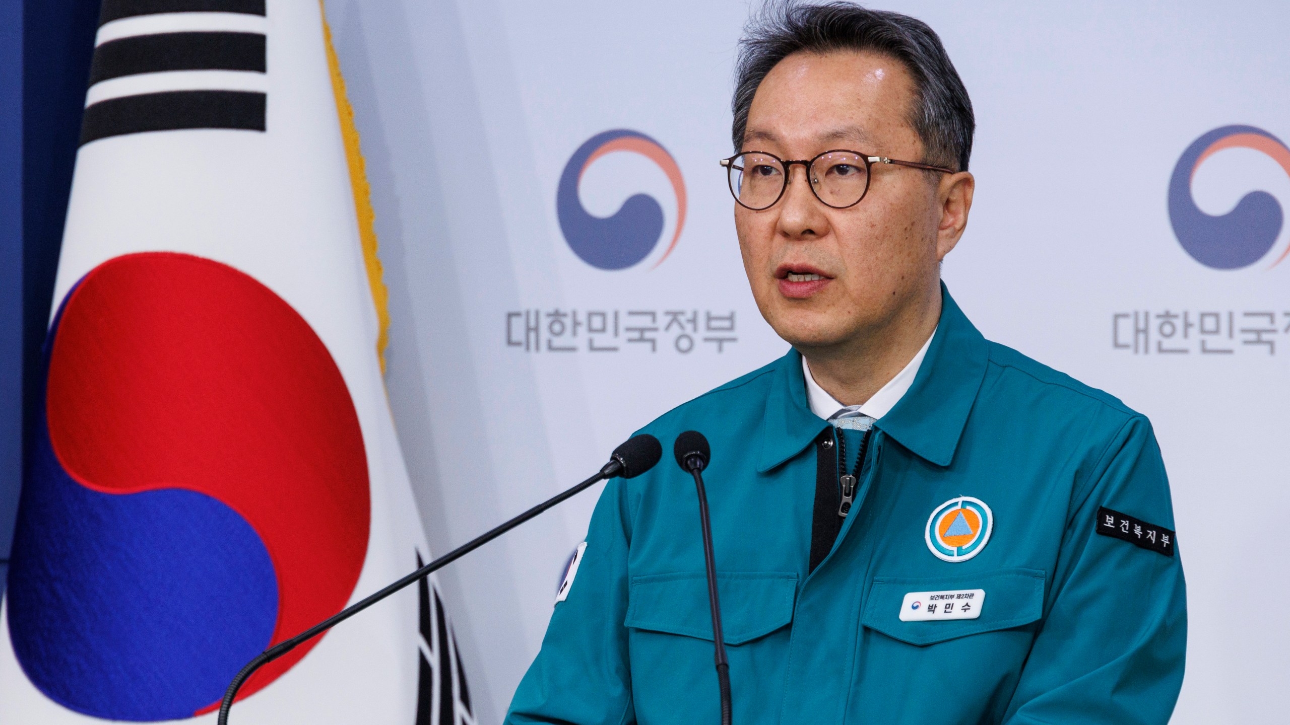 South Korean Vice Health Minister Park Min-soo speaks during a briefing at the government complex in Seoul, South Korea, Thursday, March 21, 2024. South Korea's government will start suspending the licenses of striking junior doctors next week as they refuse to end their weekslong walkouts that burdened the country's medical services, officials said Thursday. (Hwang Gwang-moYonhap via AP)