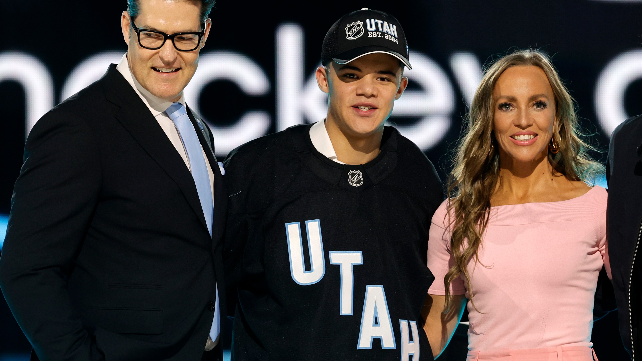 Tij Iginla, center, poses after being selected by the Utah Hockey Club during the first round of the NHL hockey draft Friday, June 28, 2024, in Las Vegas. (AP Photo/Steve Marcus)