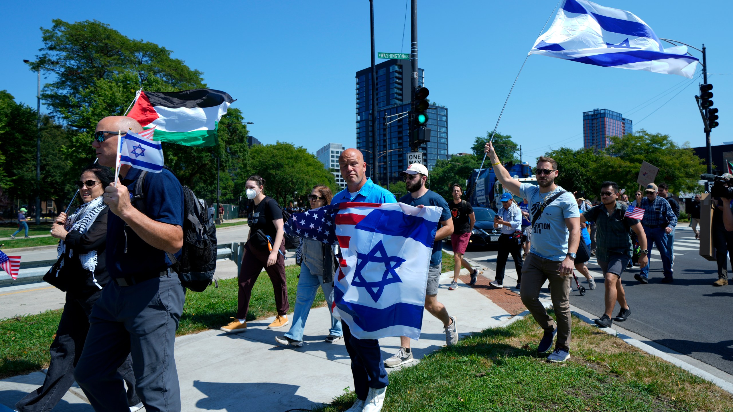 Counter protesters arrive at Union Park before a march to the Democratic National Convention Monday, Aug. 19, 2024, in Chicago. (AP Photo/Julio Cortez)