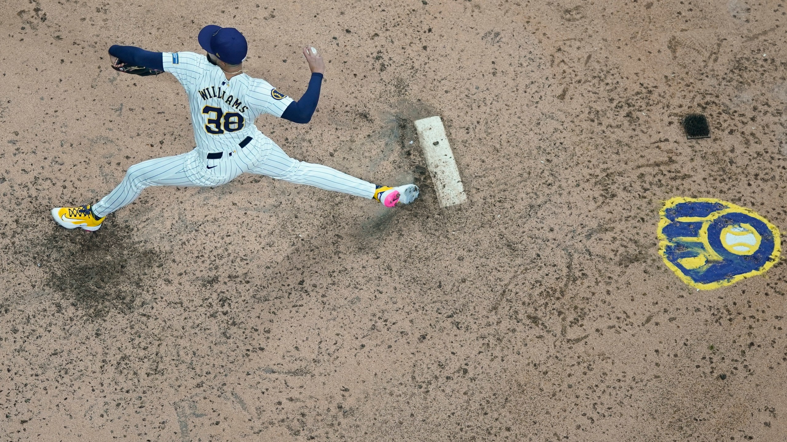 Milwaukee Brewers' Devin Williams throws during the ninth inning of Game 3 of a National League wild card baseball game against the New York Mets Thursday, Oct. 3, 2024, in Milwaukee. (AP Photo/Morry Gash)