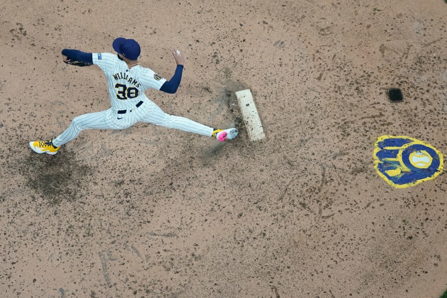 Milwaukee Brewers' Devin Williams throws during the ninth inning of Game 3 of a National League wild card baseball game against the New York Mets Thursday, Oct. 3, 2024, in Milwaukee. (AP Photo/Morry Gash)