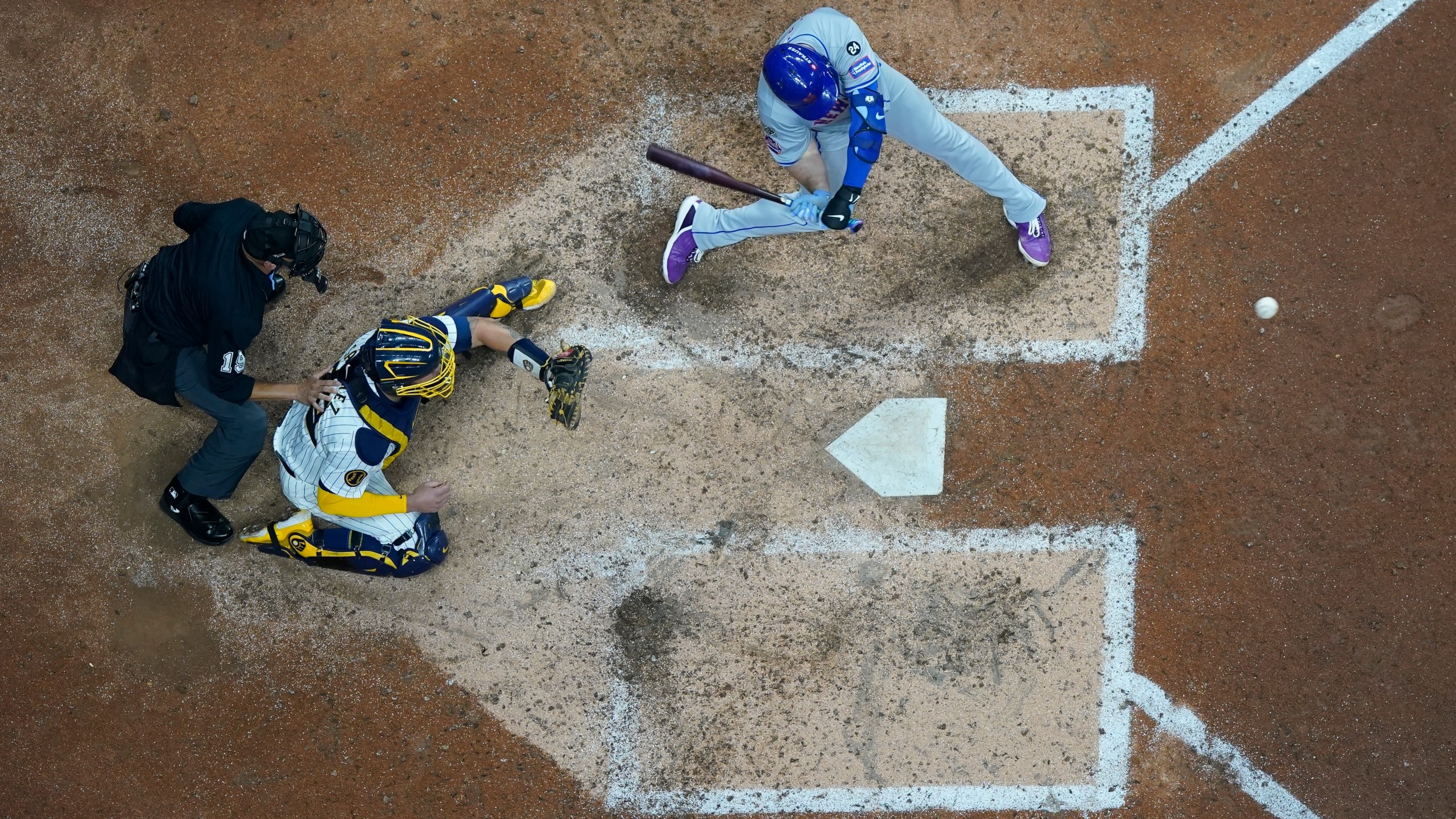 New York Mets' Pete Alonso hits a three-run home run during the ninth inning of Game 3 of a National League wild card baseball game against the Milwaukee Brewers Thursday, Oct. 3, 2024, in Milwaukee. (AP Photo/Morry Gash)