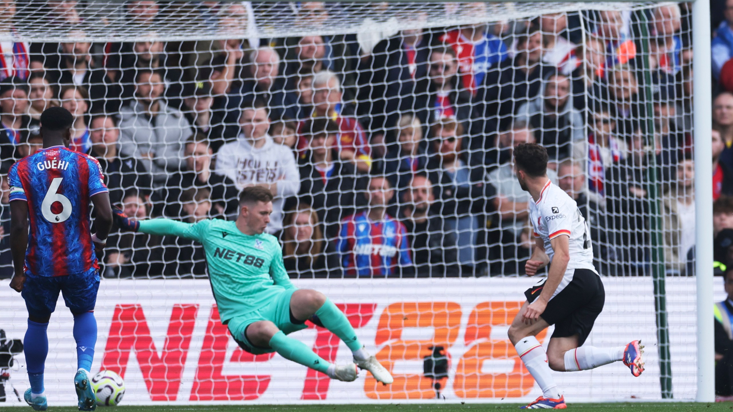 Liverpool's Diogo Jota, right, scores the opening goal past Crystal Palace's goalkeeper Dean Henderson during the English Premier League soccer match between Crystal Palace and Liverpool at Selhurst Park in London, Saturday, Oct. 5, 2024.(AP Photo/Ian Walton)