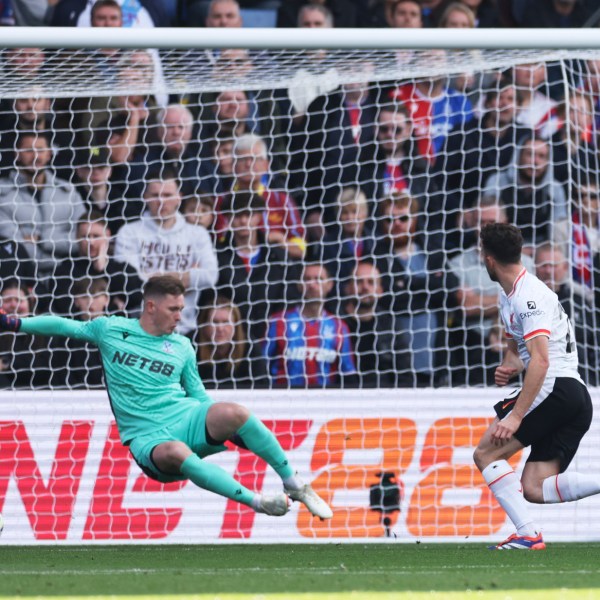 Liverpool's Diogo Jota, right, scores the opening goal past Crystal Palace's goalkeeper Dean Henderson during the English Premier League soccer match between Crystal Palace and Liverpool at Selhurst Park in London, Saturday, Oct. 5, 2024.(AP Photo/Ian Walton)