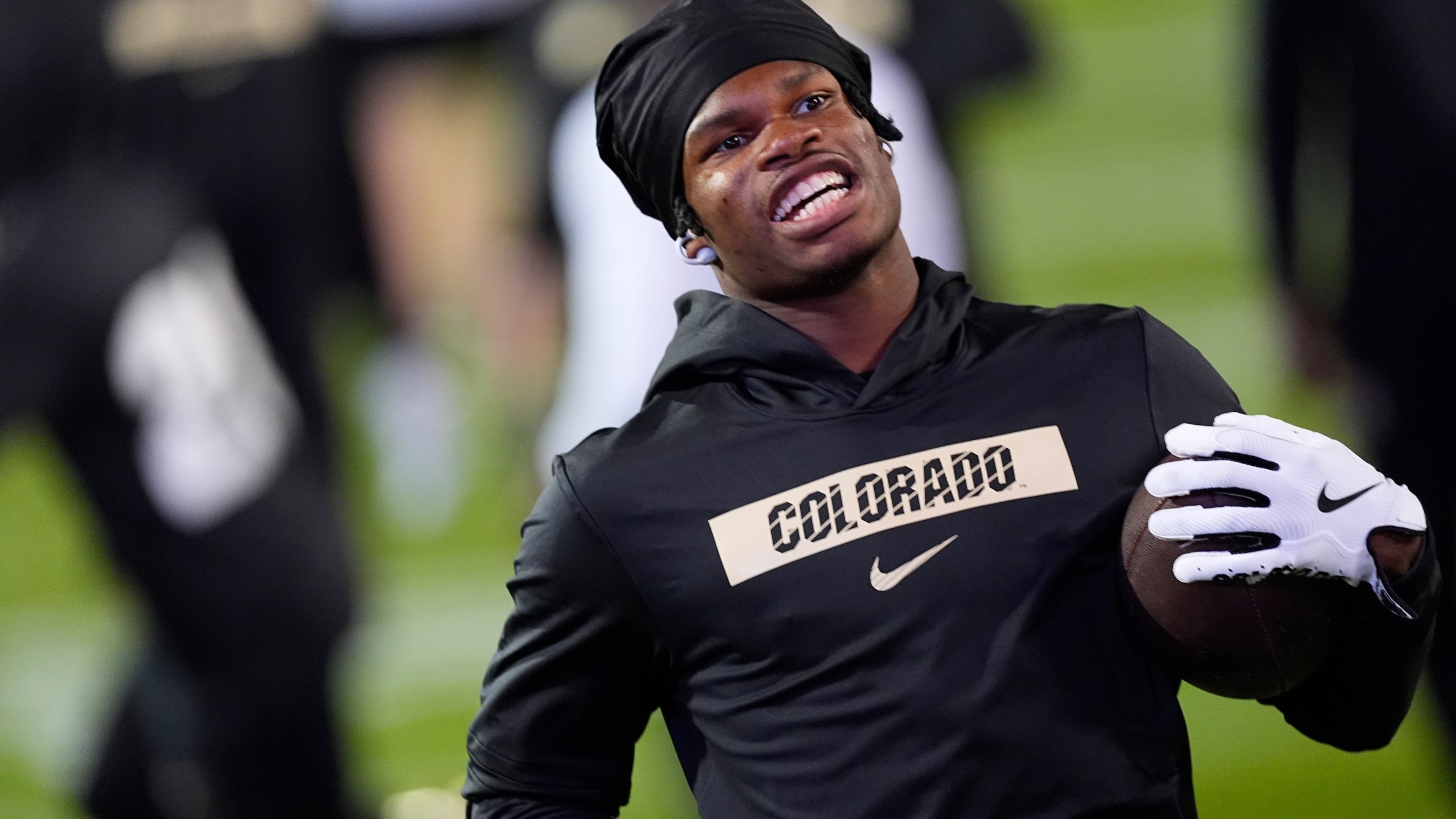 Colorado wide receiver Travis Hunter warms up before an NCAA college football game against Kansas State, Saturday, Oct. 12, 2024, in Boulder, Colo. (AP Photo/David Zalubowski)