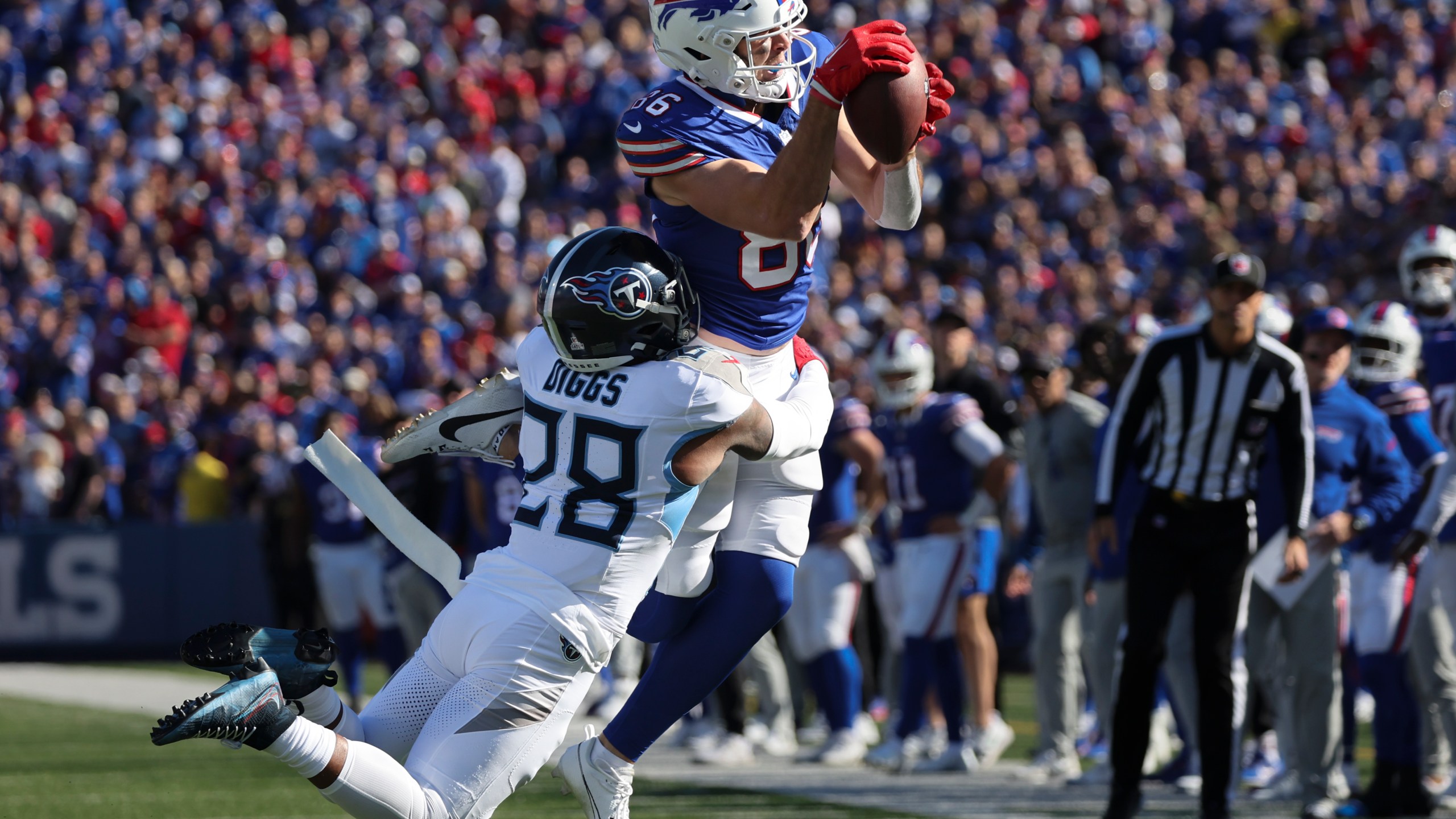 Buffalo Bills tight end Dalton Kincaid (86) makes a catch over Tennessee Titans safety Quandre Diggs (28) during the second half of an NFL football game Sunday, Oct. 20, 2024, in Orchard Park, N.Y. (AP Photo/Jeffrey T. Barnes)