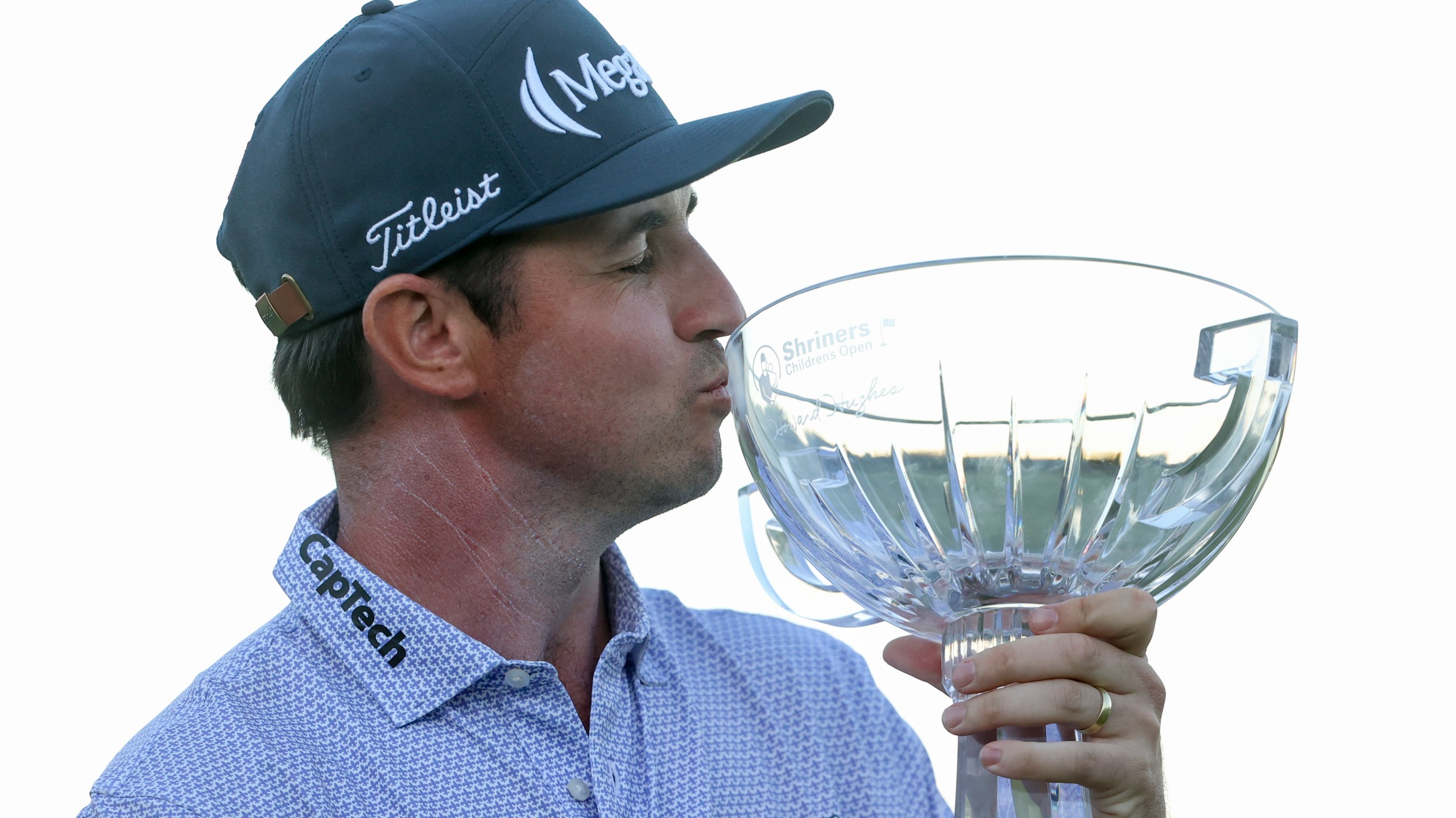 J.T. Poston kisses the trophy after winning the Shriners Children's Open golf tournament, Sunday, Oct. 20, 2024, in Las Vegas. (AP Photo/Ian Maule)