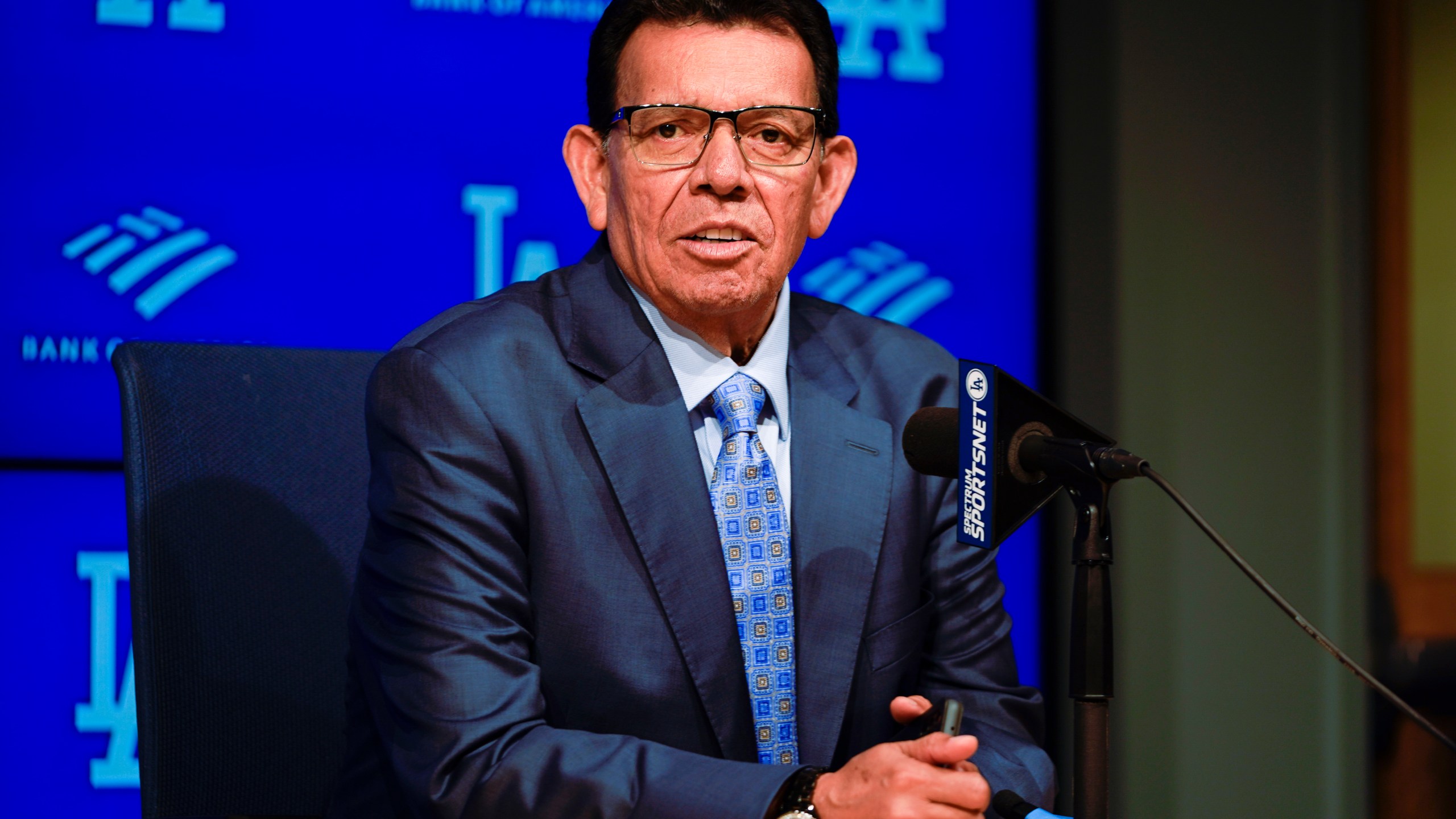 FILE - Former Los Angeles Dodgers pitcher Fernando Valenzuela speaks during a news conference ahead of his jersey retirement ceremony at a baseball game between the Dodgers and the Colorado Rockies, Aug. 11, 2023, in Los Angeles. Fernando Valenzuela, the Mexican-born phenom for the Los Angeles Dodgers who inspired “Fernandomania” while winning the NL Cy Young Award and Rookie of the Year in 1981, has died Tuesday, Oct. 22, 2024. (AP Photo/Ryan Sun, File)