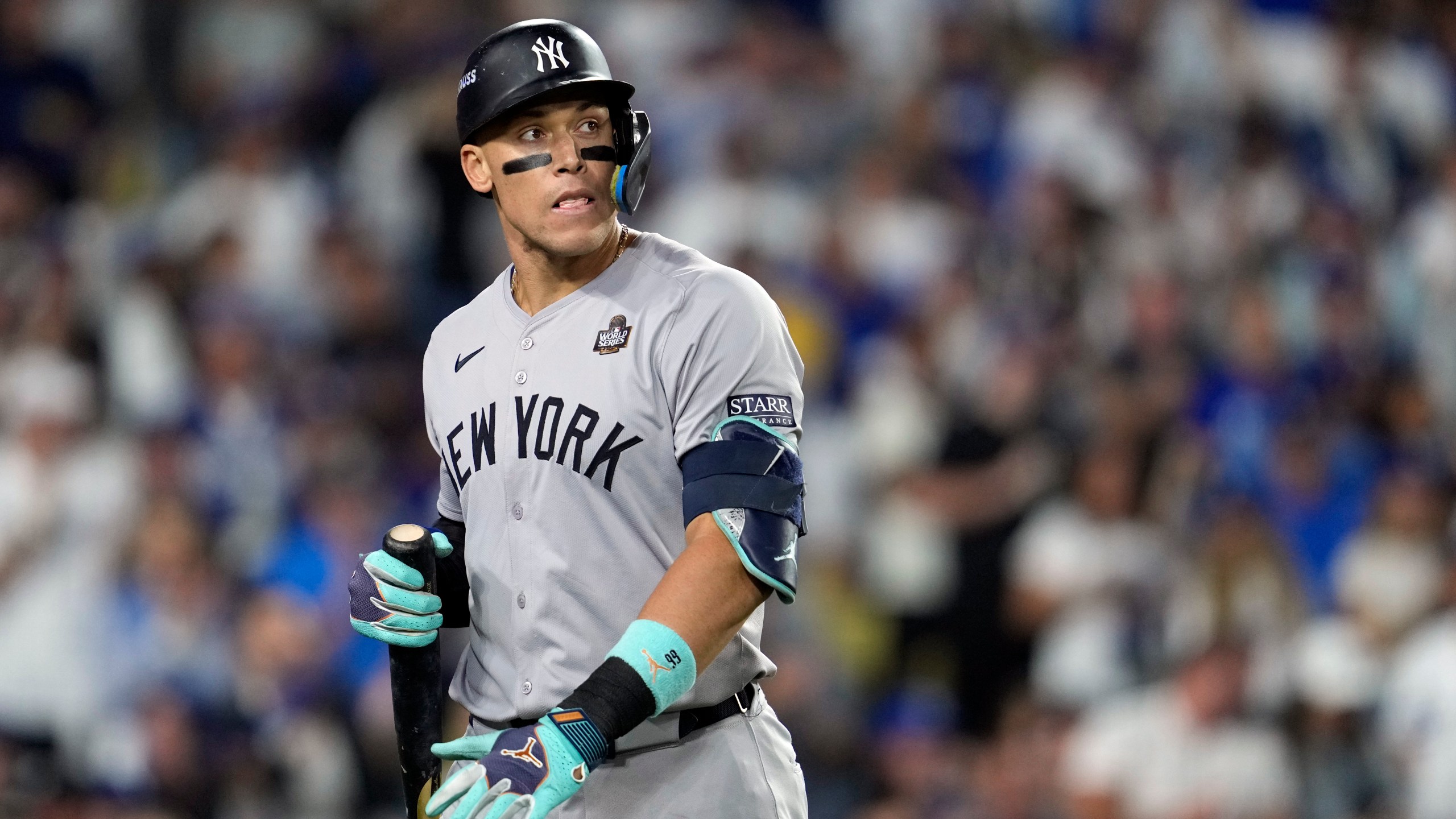 New York Yankees' Aaron Judge walks back to the dugout after striking out against the Los Angeles Dodgers during the ninth inning in Game 2 of the baseball World Series, Saturday, Oct. 26, 2024, in Los Angeles. (AP Photo/Godofredo A. Vásquez)