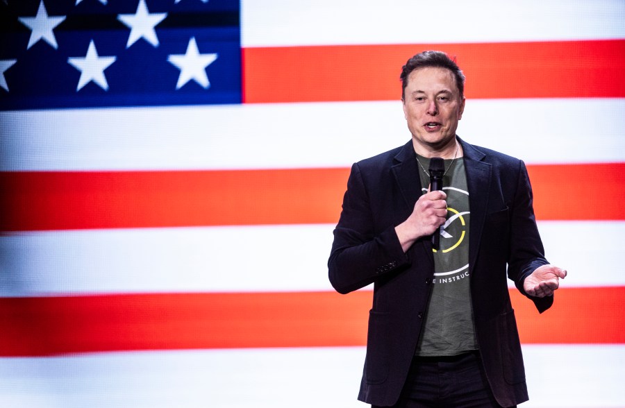 Elon Musk habla en la iglesia Life Center el sábado 19 de octubre de 2024, en Harrisburg, Pensilvania. (Sean Simmers/The Patriot-News vía AP)