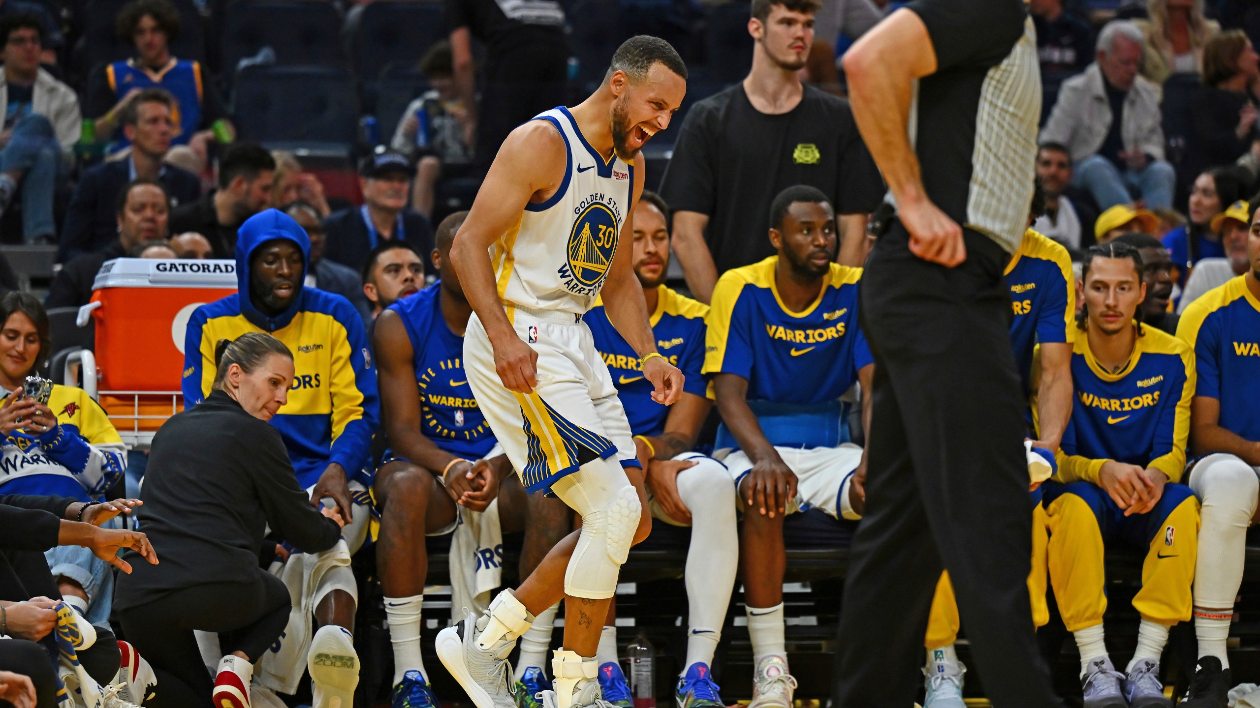 Golden State Warriors' Stephen Curry, center, yells after sustaining an injury to his left ankle in the fourth quarter of an NBA basketball game against the Los Angeles Clippers in San Francisco, Sunday, Oct. 27, 2024. (Jose Carlos Fajardo/Bay Area News Group via AP)