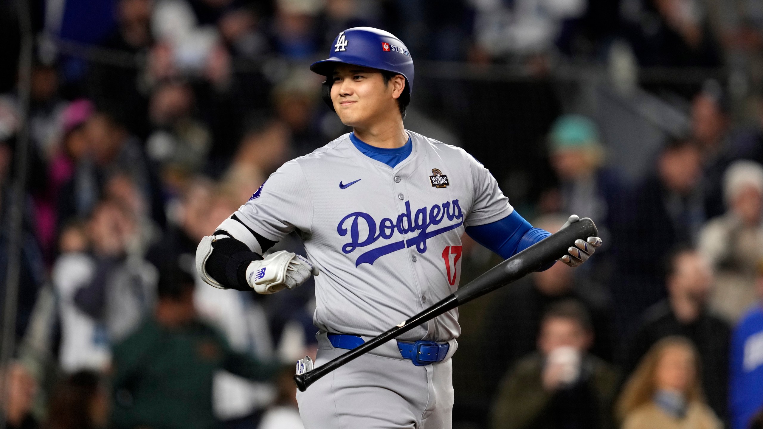 Los Angeles Dodgers' Shohei Ohtani walks to the plate to bat against the New York Yankees during the first inning in Game 3 of the baseball World Series, Monday, Oct. 28, 2024, in New York. (AP Photo/Godofredo A. Vásquez)