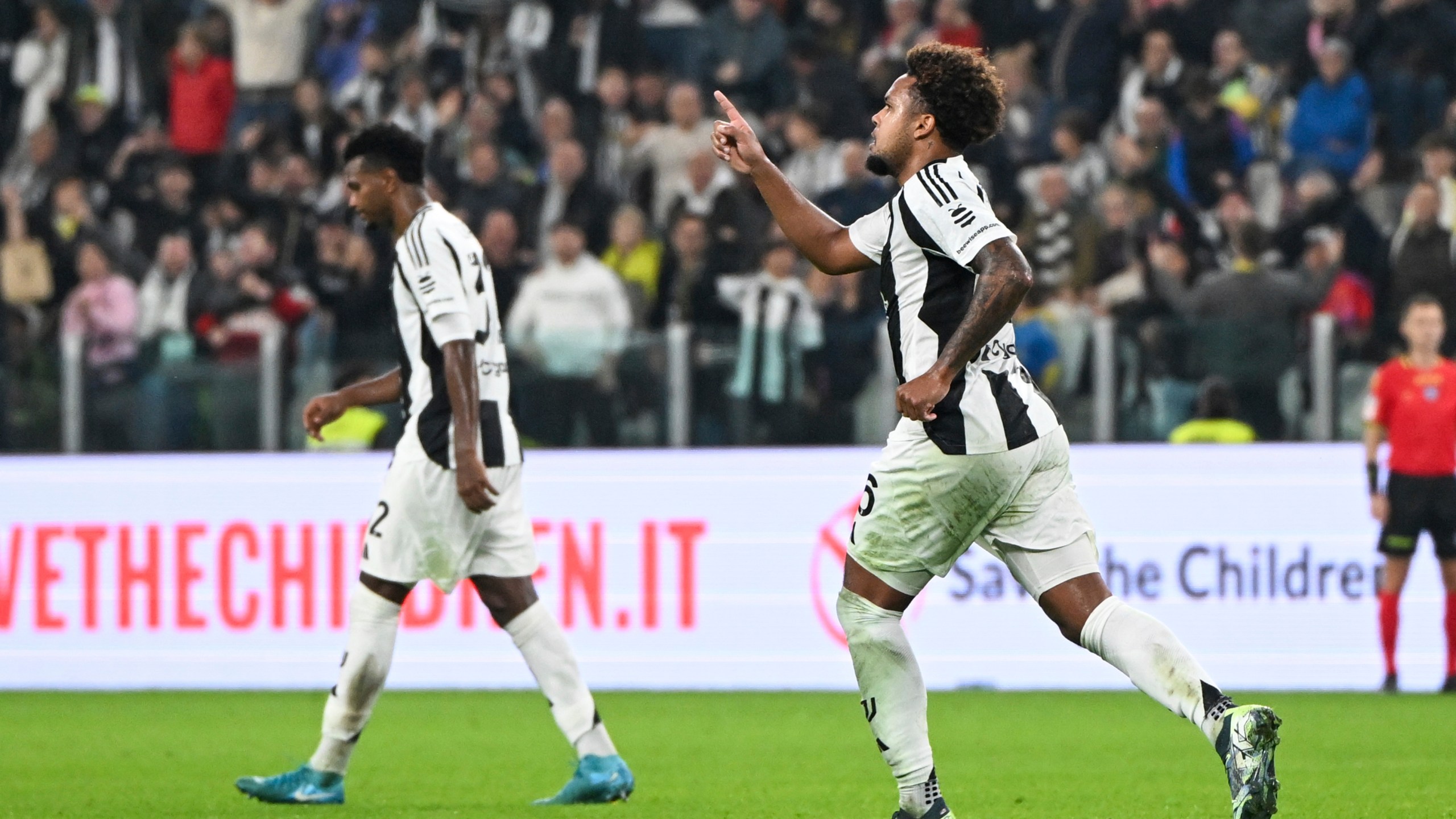 Juventus' Weston McKennie celebrates after scoring during the Serie A soccer match between Juventus and Parma at the Allianz Stadium in Turin, Italy, Wednesday, Oct. 30, 2024. (Tano Pecoraro/LaPresse via AP)