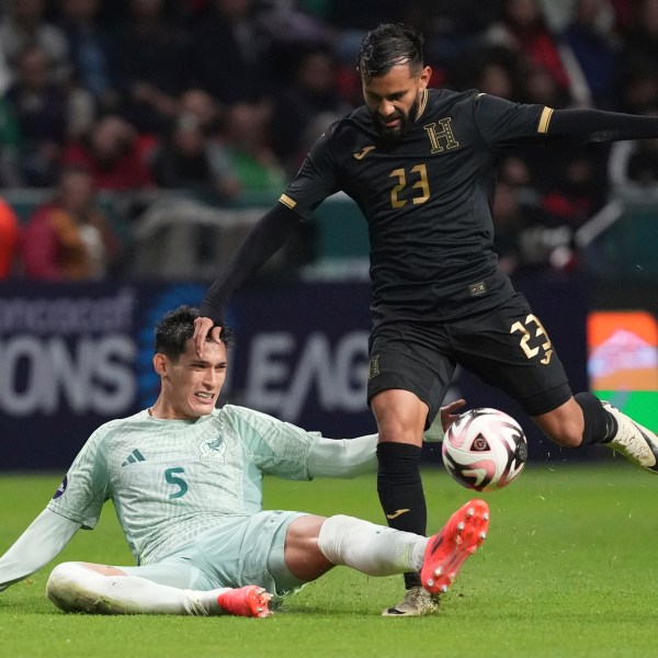 Mexico's Jesús Orozco, left, and Honduras' Jorge Álvarez fight for the ball during a CONCACAF Nations League quarterfinals second leg soccer match at Nemesio Díez stadium in Toluca, Mexico, Tuesday, Nov. 19, 2024. (AP Photo/Eduardo Verdugo)