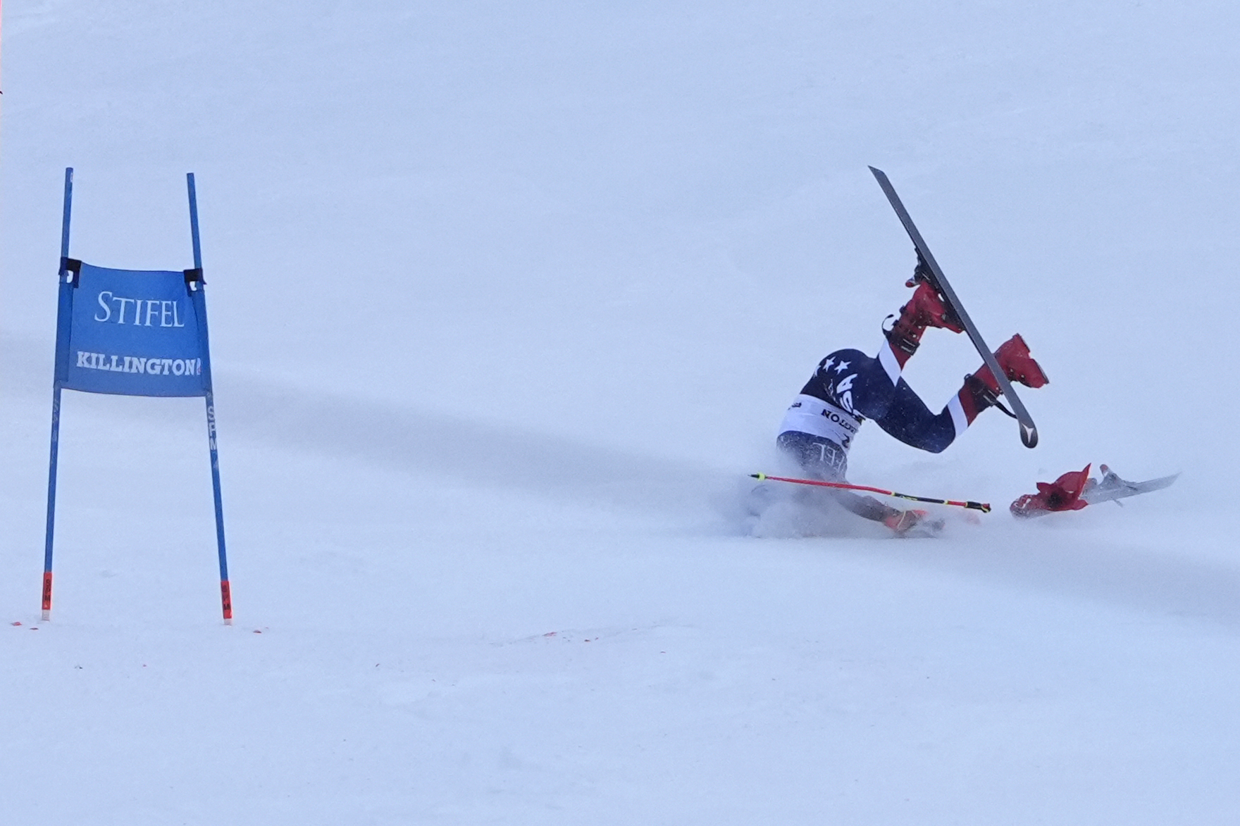 Mikaela Shiffrin sufre una caída durante la segunda carrera de la eslalon gigante de la Copa del Mundial de esquí en Kllington, Vermont, el sábado 30 de noviembre de 2024. (AP Foto/Robert F. Bukaty)