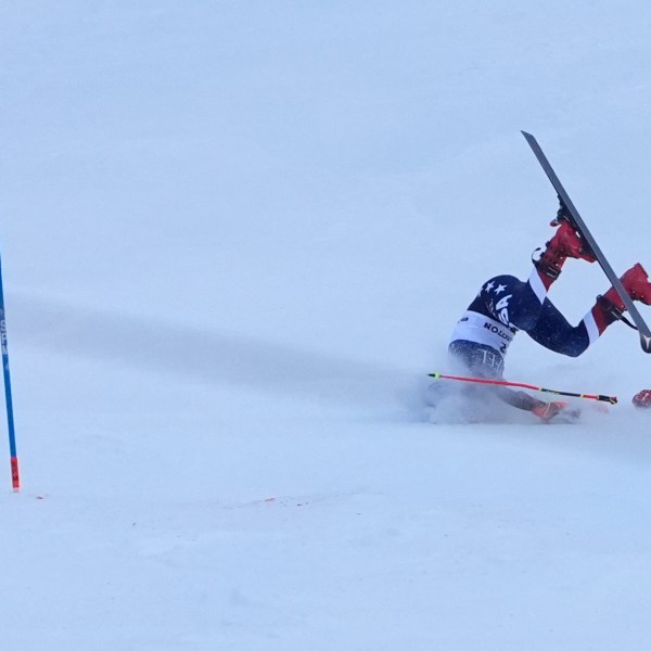 Mikaela Shiffrin sufre una caída durante la segunda carrera de la eslalon gigante de la Copa del Mundial de esquí en Kllington, Vermont, el sábado 30 de noviembre de 2024. (AP Foto/Robert F. Bukaty)