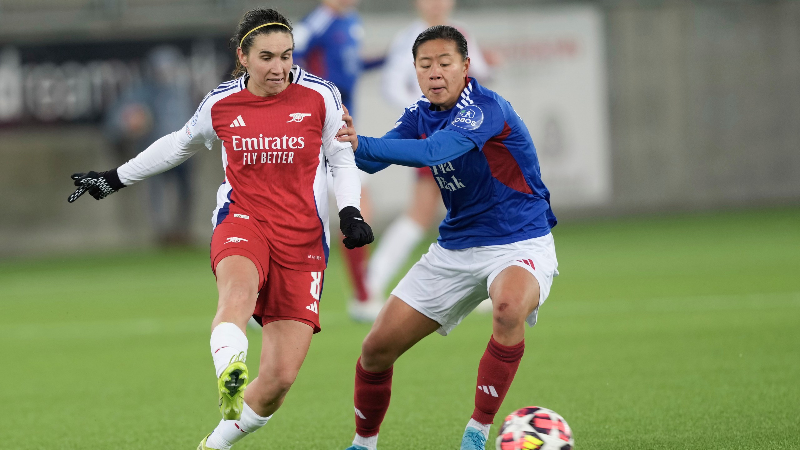 Vålerenga's Ylinn Tennebø, right, and Arsenal's Mariona Caldentey in action during the Champions League soccer match between Vålerenga and Arsenal at Intility Arena, Oslo, Thursday Dec. 12, 2024. (Terje Bendiksby/NTB via AP