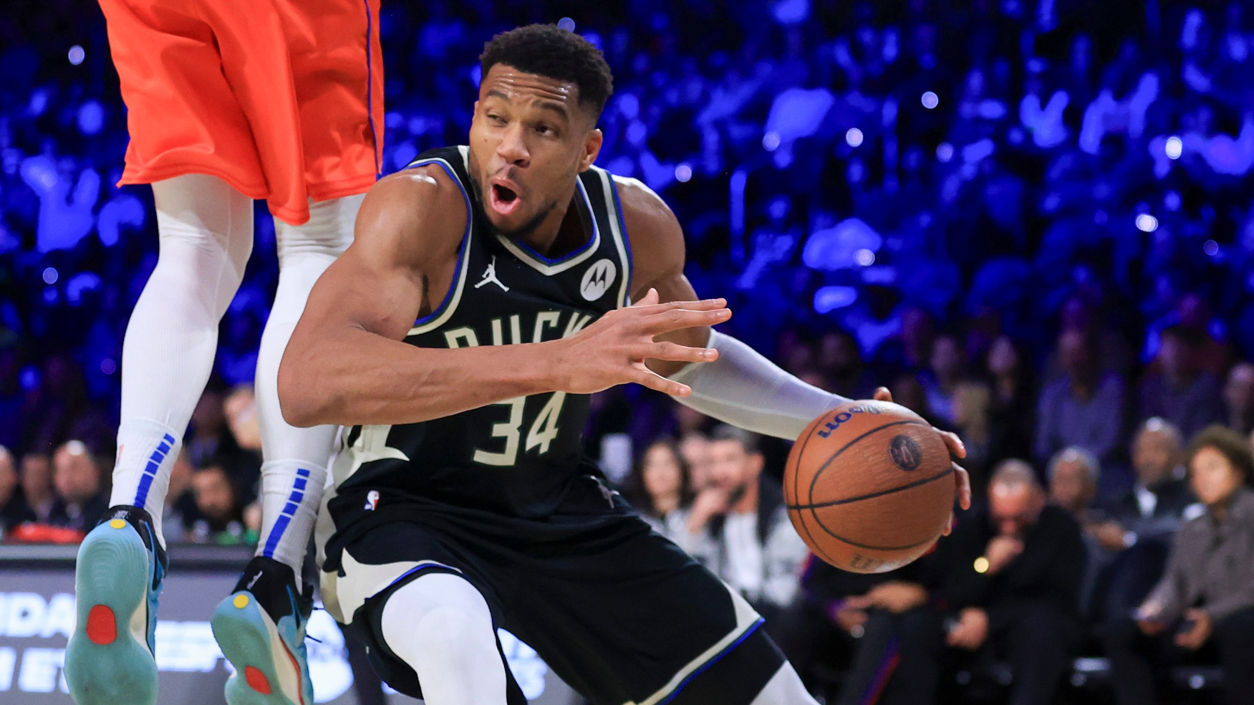 Milwaukee Bucks forward Giannis Antetokounmpo (34) drives against Oklahoma City Thunder center Isaiah Hartenstein (55) during the second half of the championship game in the NBA Cup basketball tournament Tuesday, Dec. 17, 2024, in Las Vegas. (AP Photo/Ian Maule)