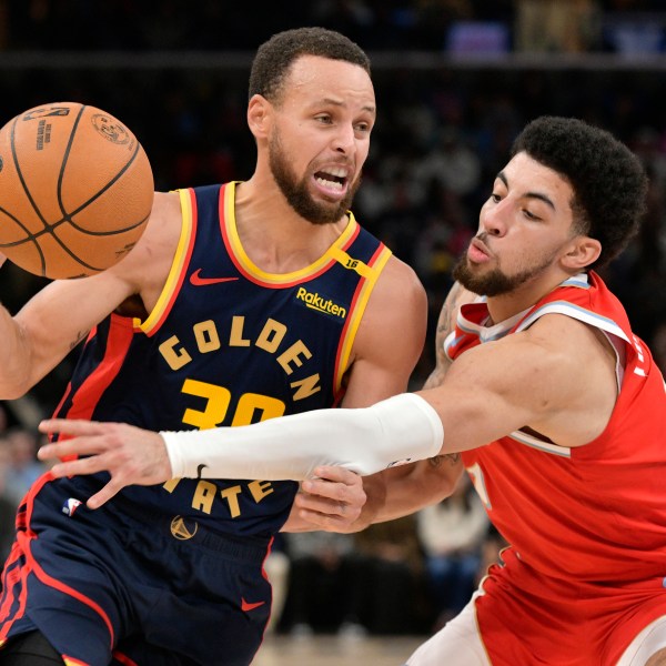 Golden State Warriors guard Stephen Curry (30) drives against Memphis Grizzlies guard Scotty Pippen Jr., right, in the first half of an NBA basketball game Thursday, Dec. 19, 2024, in Memphis, Tenn. (AP Photo/Brandon Dill)