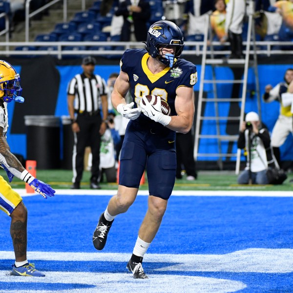 Toledo tight end Anthony Torres, right, makes a touchdown catch as Pittsburgh linebacker Kyle Louis, left, watches during the first half of the GameAbove Sports Bowl NCAA college football game, Thursday, Dec. 26, 2024, in Detroit. (AP Photo/Jose Juarez)