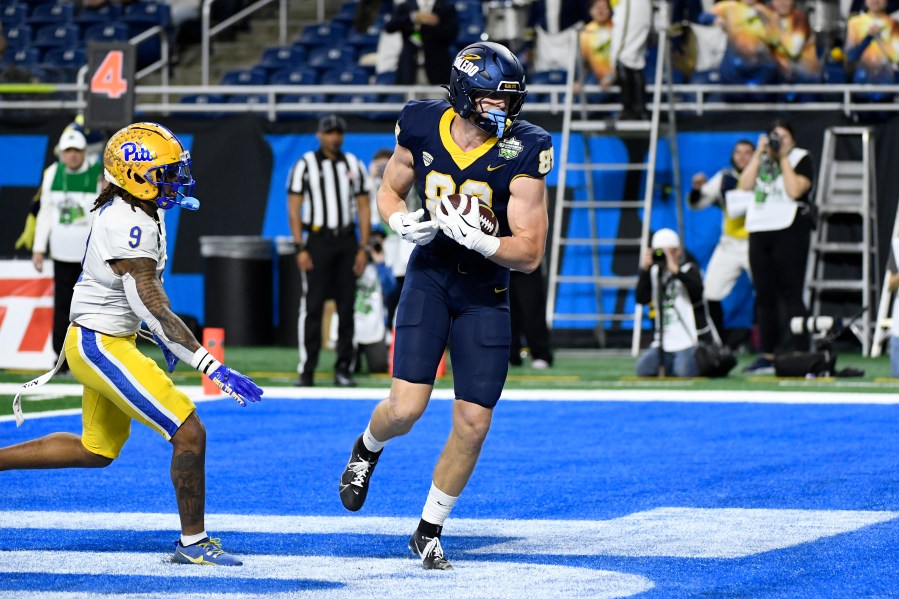 Toledo tight end Anthony Torres, right, makes a touchdown catch as Pittsburgh linebacker Kyle Louis, left, watches during the first half of the GameAbove Sports Bowl NCAA college football game, Thursday, Dec. 26, 2024, in Detroit. (AP Photo/Jose Juarez)