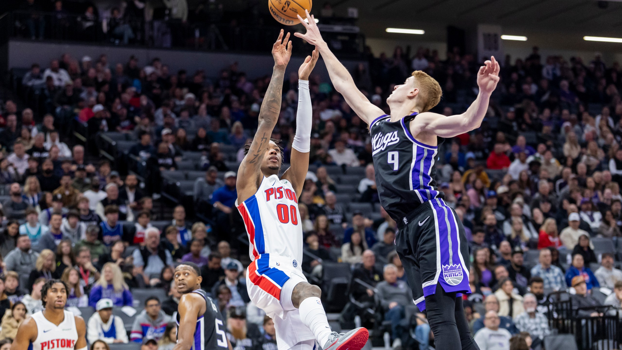 Detroit Pistons forward Ronald Holland II (00) attempts to shoot over Sacramento Kings guard Kevin Huerter (9) during the first half of an NBA basketball game Thursday, Dec. 26, 2024, in Sacramento, Calif. (AP Photo/Sara Nevis)