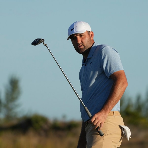 Scottie Scheffler, of the United States, watches his putt on the 17th green during the final round of the Hero World Challenge PGA Tour at the Albany Golf Club in New Providence, Bahamas, Sunday, Dec. 8, 2024. (AP Photo/Fernando Llano)