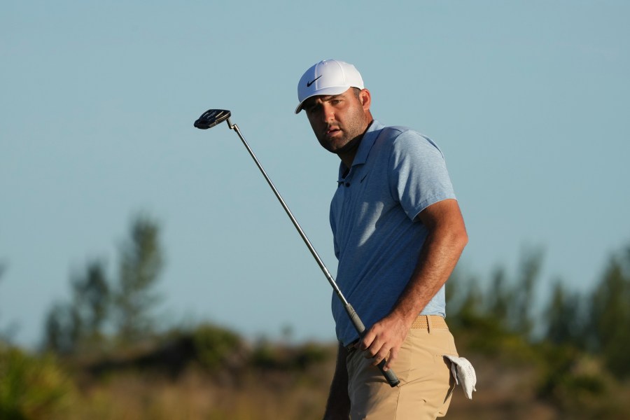 Scottie Scheffler, of the United States, watches his putt on the 17th green during the final round of the Hero World Challenge PGA Tour at the Albany Golf Club in New Providence, Bahamas, Sunday, Dec. 8, 2024. (AP Photo/Fernando Llano)