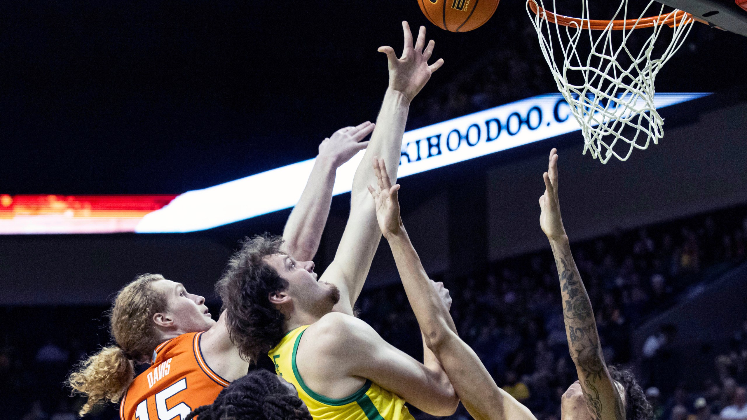 Oregon center Nate Bittle (32) shoot against Illinois forward Will Riley (7) during the first half of an NCAA college basketball game in Eugene, Ore., Thursday, Jan. 2, 2025. (AP Photo/Thomas Boyd)