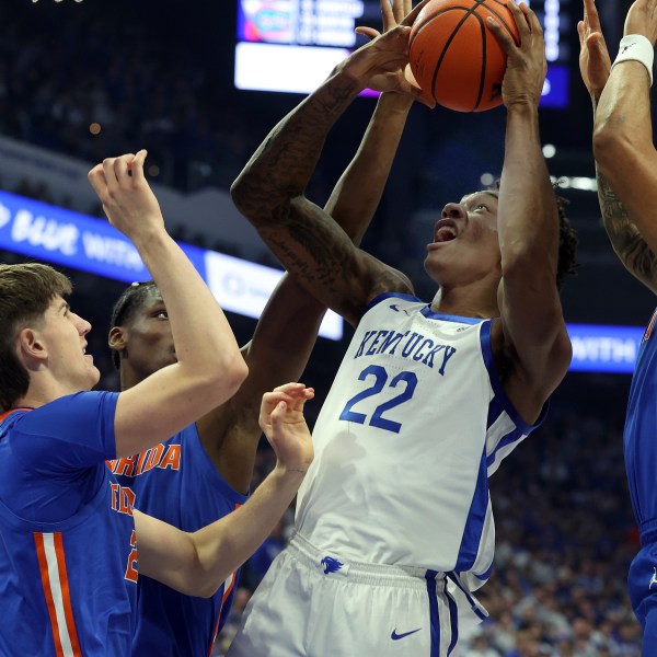 Kentucky's Amari Williams (22) shoots in the middle of the Florida defense during the first half of an NCAA college basketball game in Lexington, Ky., Saturday, Jan. 4, 2025. (AP Photo/James Crisp)