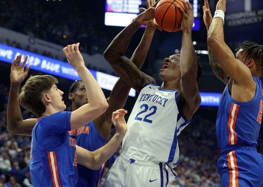 Kentucky's Amari Williams (22) shoots in the middle of the Florida defense during the first half of an NCAA college basketball game in Lexington, Ky., Saturday, Jan. 4, 2025. (AP Photo/James Crisp)