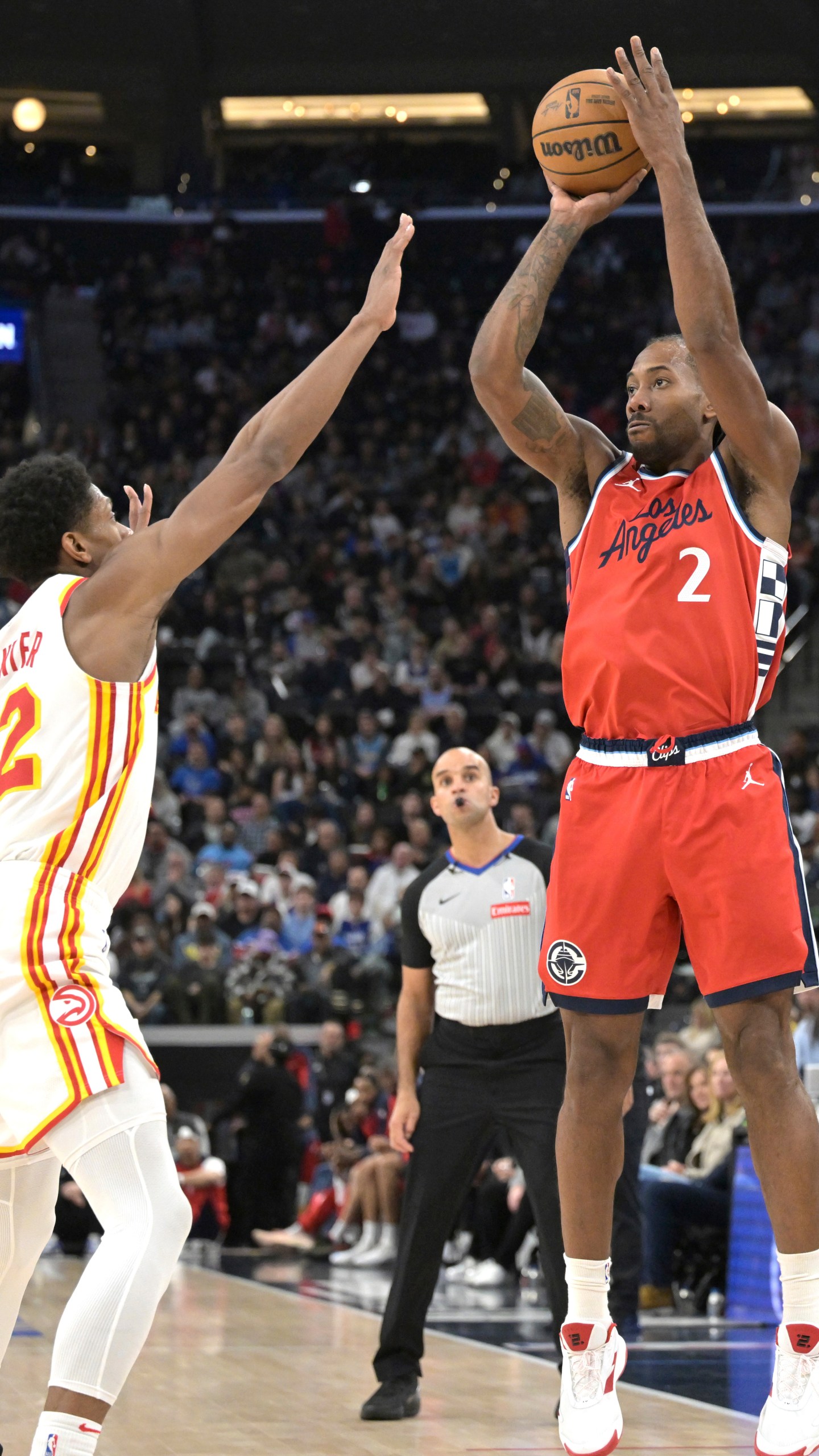 Los Angeles Clippers forward Kawhi Leonard (2) shoots over Atlanta Hawks forward De'Andre Hunter during the second half of an NBA basketball game Saturday, Jan. 4, 2025, in Los Angeles. (AP Photo/Jayne-Kamin-Oncea)