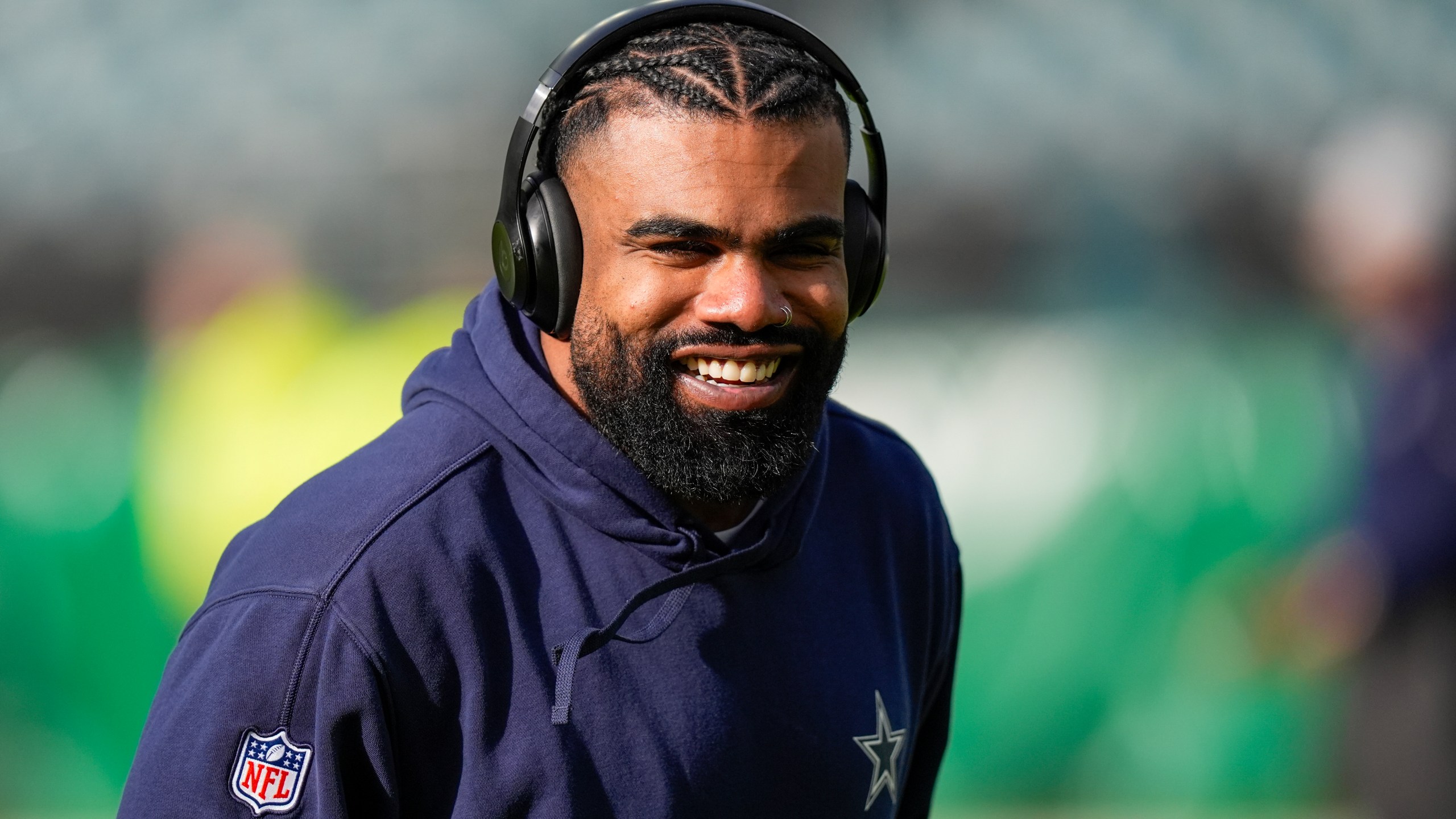 Dallas Cowboys running back Ezekiel Elliott works out prior to an NFL football game against the Philadelphia Eagles, Sunday, Dec. 29, 2024, in Philadelphia. (AP Photo/Chris Szagola)