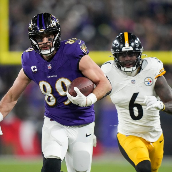 Baltimore Ravens tight end Mark Andrews runs after making a catch as Pittsburgh Steelers linebacker Patrick Queen (6) tries to stop him during the first half of an NFL wild-card playoff football game, Saturday, Jan. 11, 2025, in Baltimore. (AP Photo/Stephanie Scarbrough)