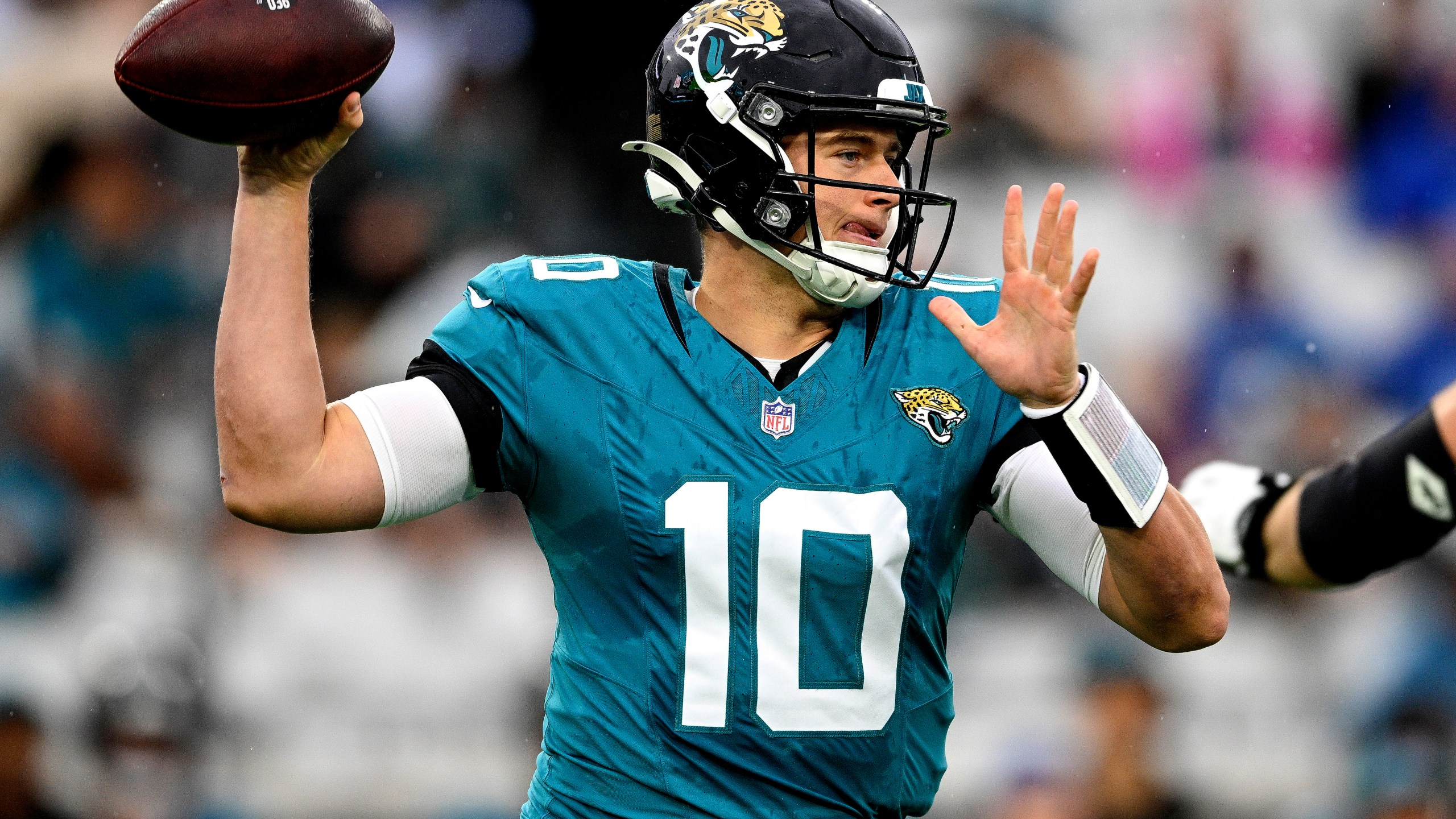 FILE - Jacksonville Jaguars quarterback Mac Jones (10) looks to throw a pass during the first half of an NFL football game against the Tennessee Titans, Sunday, Dec. 29, 2024, in Jacksonville, Fla. (AP Photo/Phelan M. Ebenhack,File)